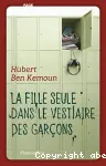 La fille seule dans les vestiaires des garçons